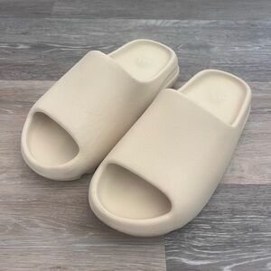 Yeezy Slides in Bone